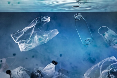 Mikroplastik w wodzie - skąd się bierze i jak go unikać?